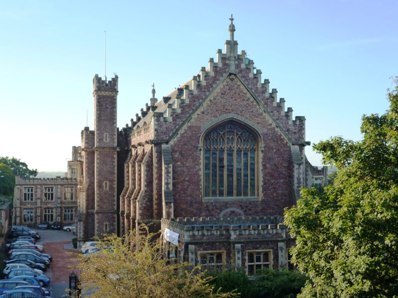 布里斯托尔文理学校(Bristol Grammar School），来自英国的一所私立中学，成立于1532年，在Tyndall公园创立，校舍由多座维多利亚时代的建筑物组成的。